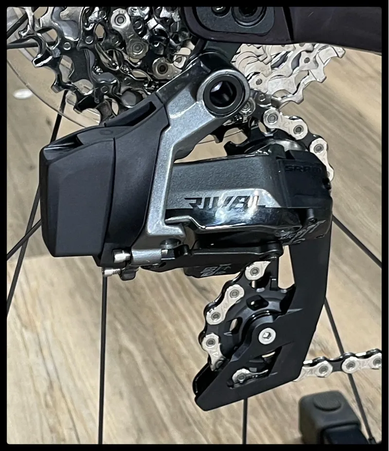 Giant Revolt Advanced Pro 1Gloss Black Currant Medium 2023-6